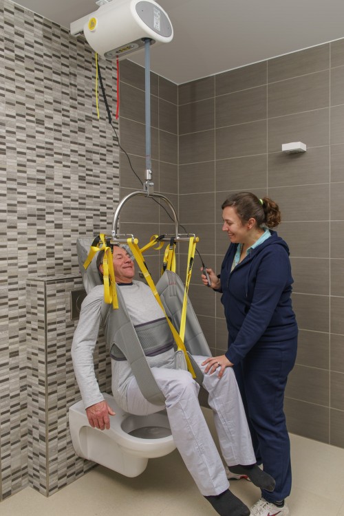 SureHands - To the toilet - Hygiene Sling - Ceiling motor , Standard spreader bar , Hygiene sling with head support