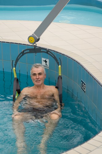 Wheelchair-to-Water™ Pool Lift ; Seat sling PVC ; Classic spreader bar - SureHands Lifting systems