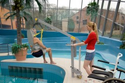 Wheelchair-to-Water™ Pool Lift ; Bathing sling ; Bathing sling with head support ; Classic spreader bar - SureHands Patient lift hoist